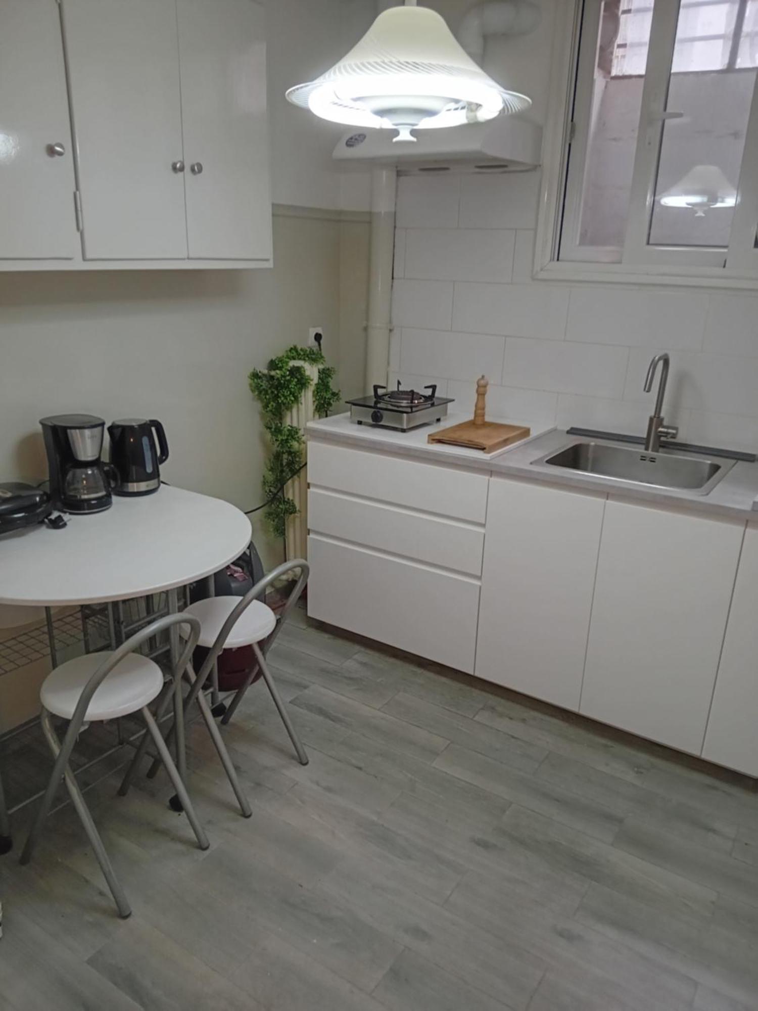Vestige Basement Apartment Athena Bagian luar foto