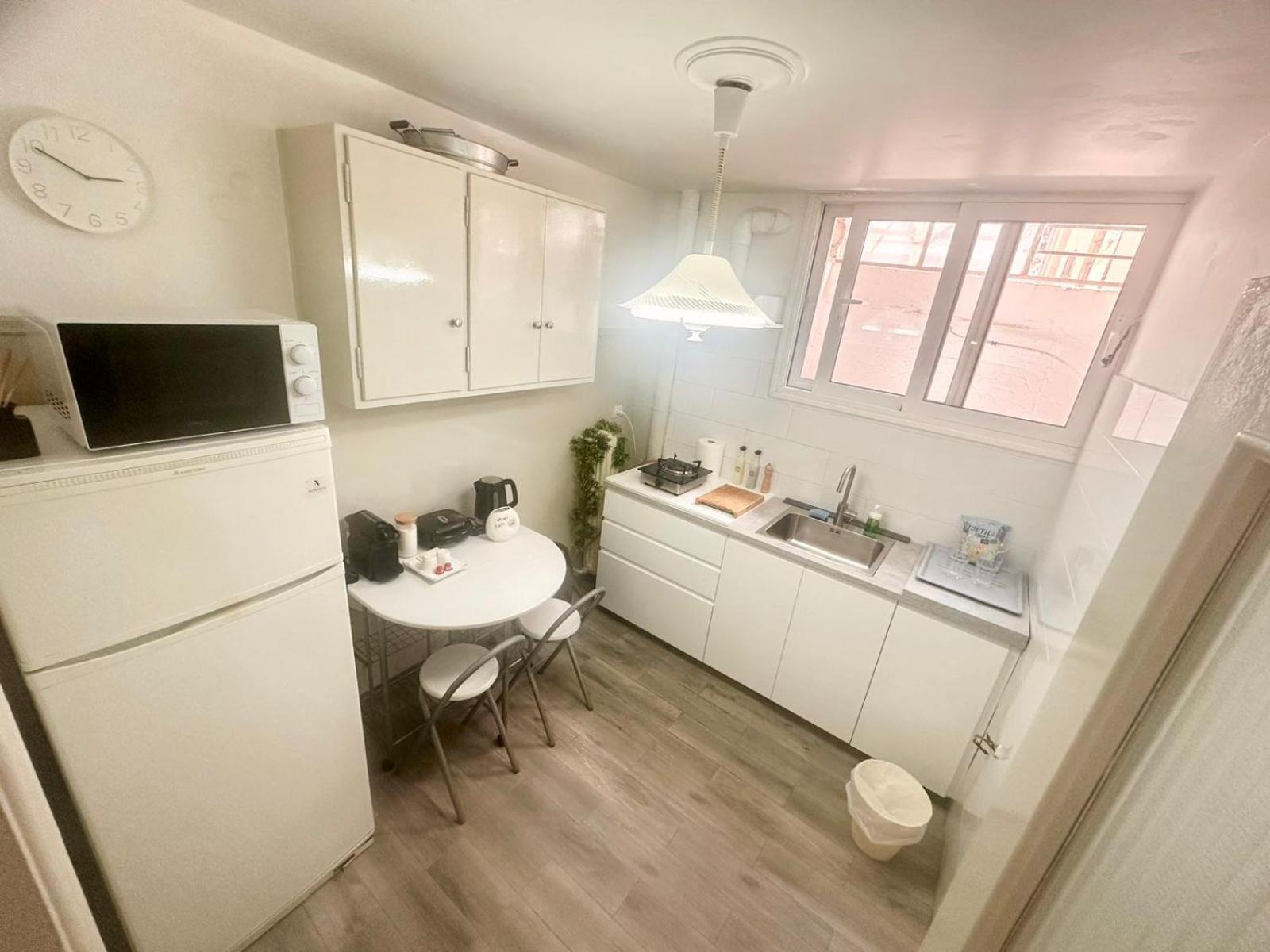 Vestige Basement Apartment Athena Bagian luar foto