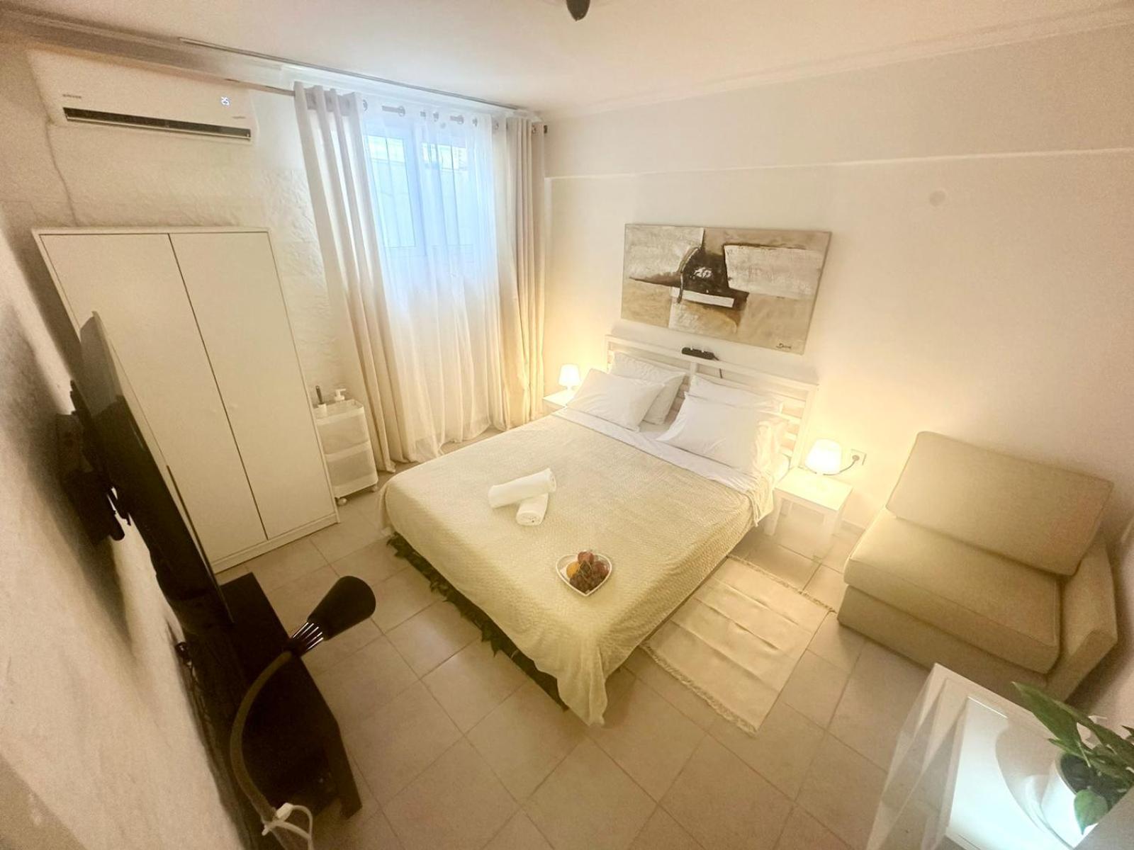 Vestige Basement Apartment Athena Bagian luar foto